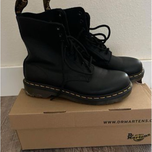 Woman Dr Martens in like new condition. Only wore once - Picture 3 of 3